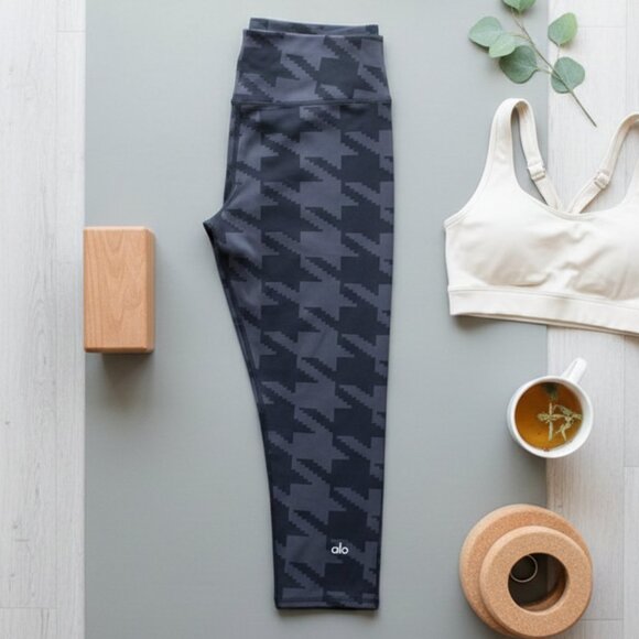 ALO Yoga Pants - Alo Yoga High-Waisted "Goddess" Cropped Leggings | Black & Charcoal | Medium